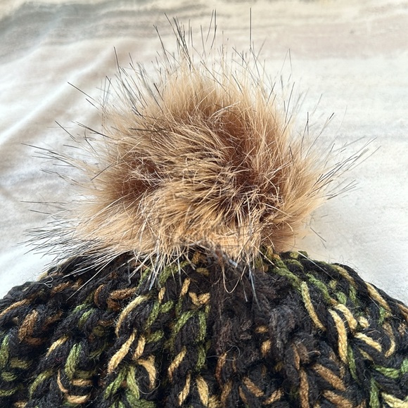 Chunky Ribbed Crocheted Beanie with Faux Fur Pom Pom Adult black & camouflage - Picture 2 of 4